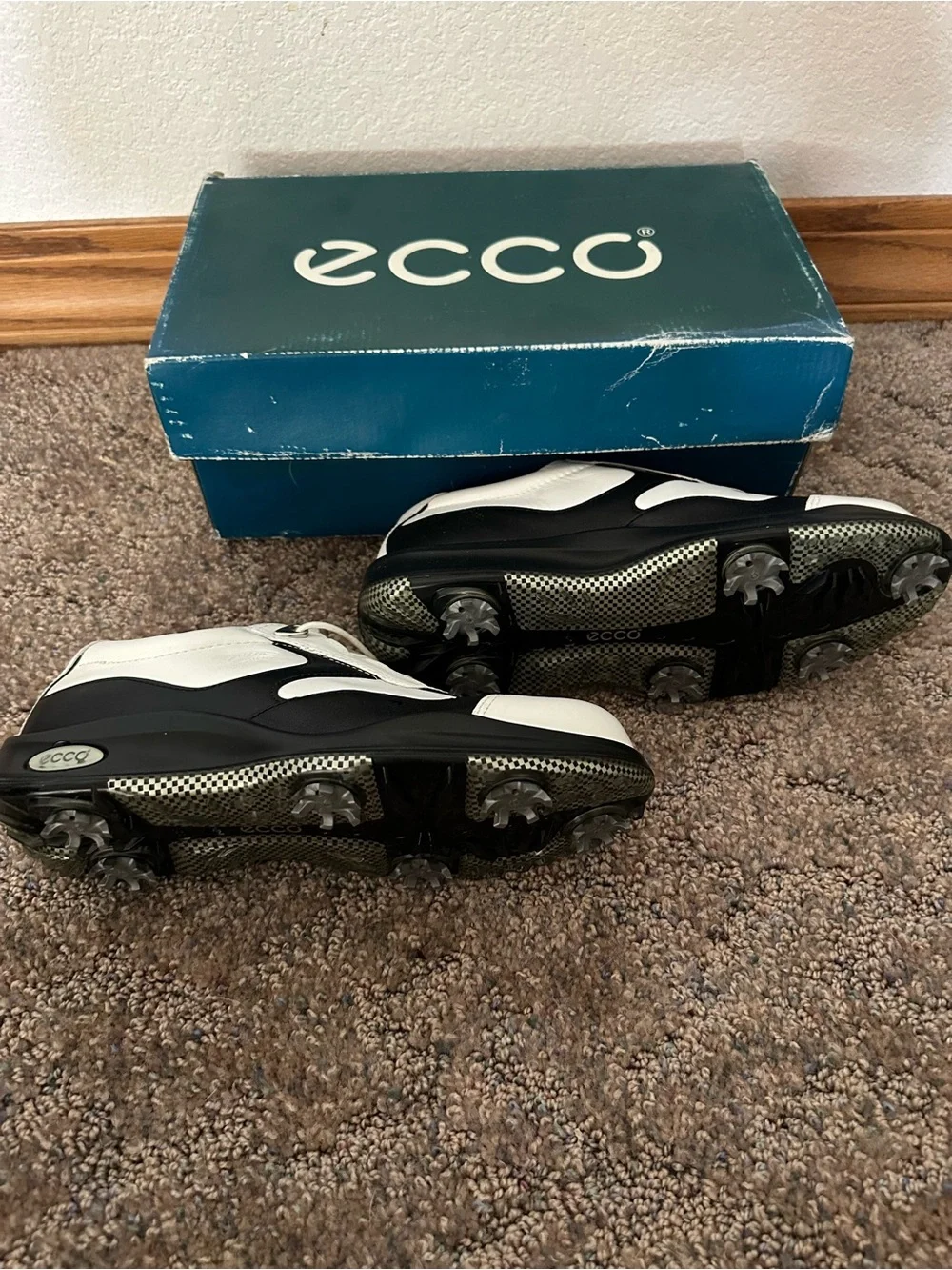 ECCO Women's White and Black Casual Leather Golf Shoes
